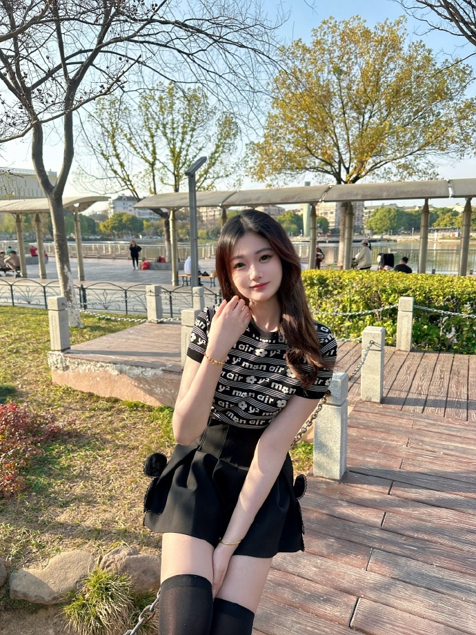 奇怪的她